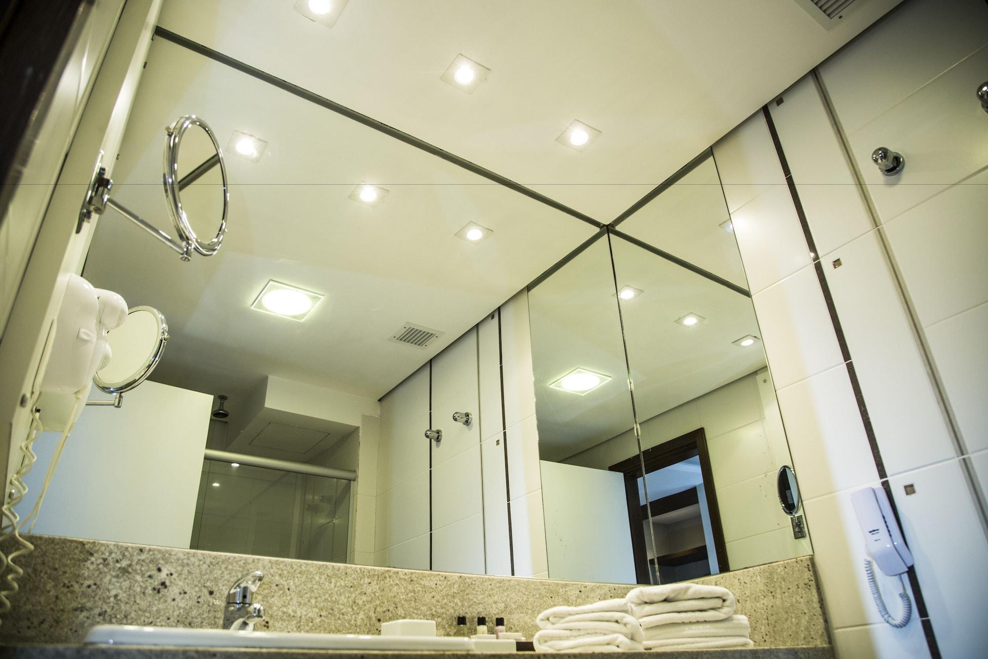 Parque Balneario Hotel Santos By Castelo Itaipava Exterior foto Bathroom mirrors