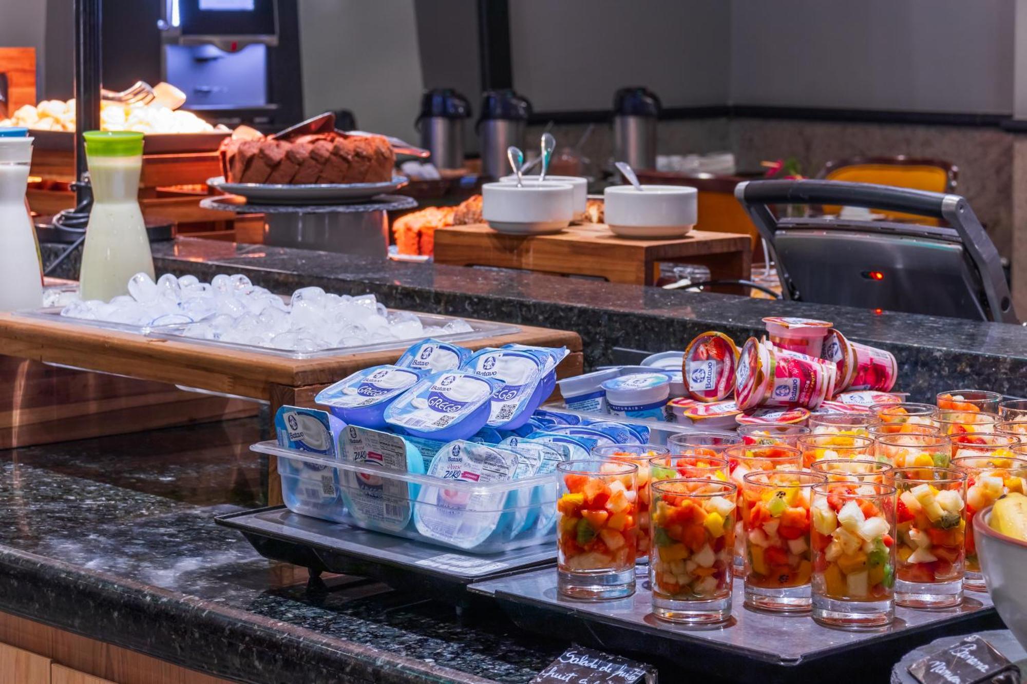 Parque Balneario Hotel Santos By Castelo Itaipava Exterior foto A buffet at a hotel