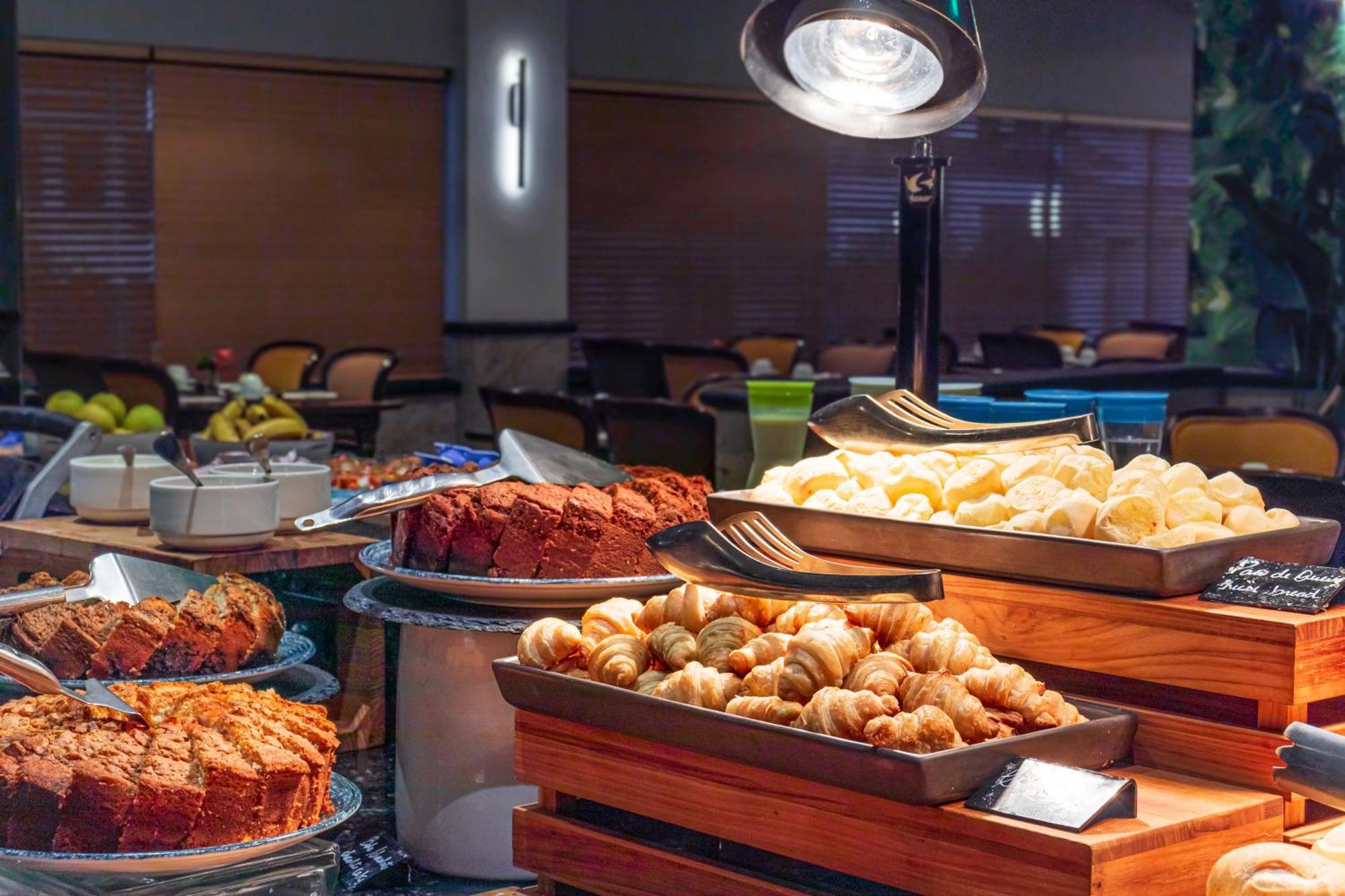 Parque Balneario Hotel Santos By Castelo Itaipava Exterior foto A buffet at a hotel